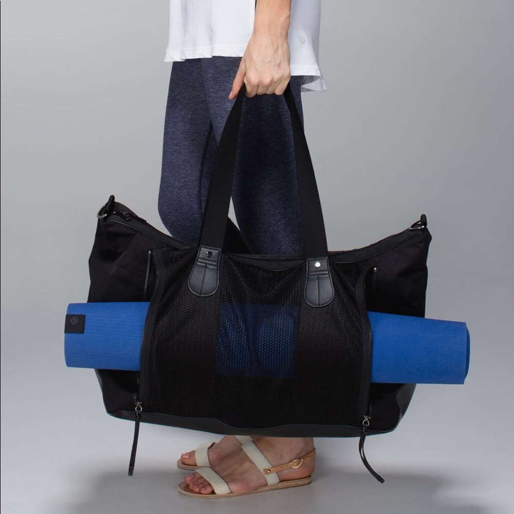 Lululemon sand to savasana duffel bag black